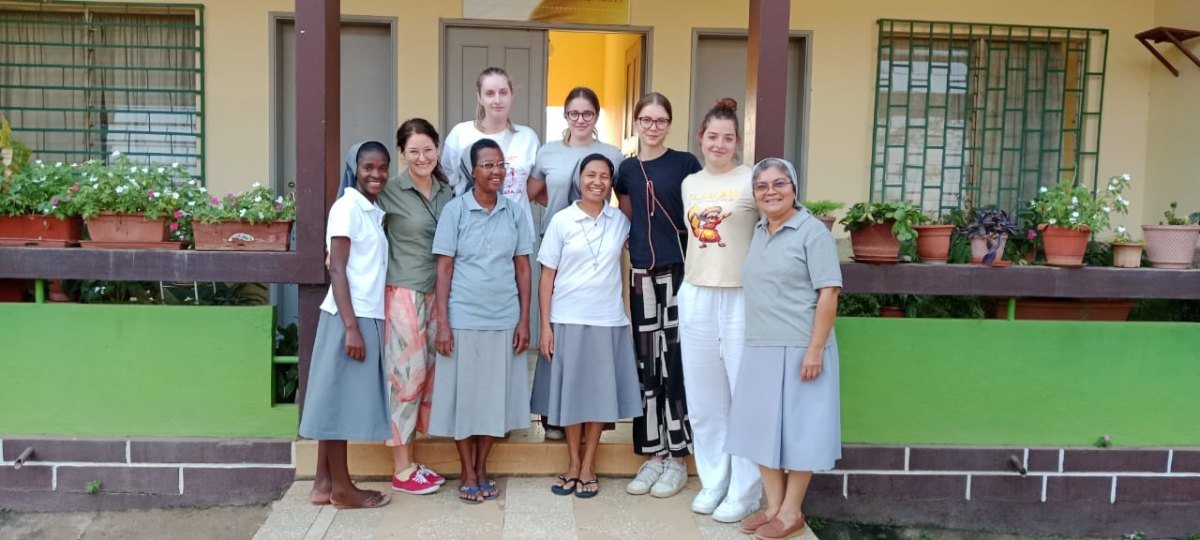 Image: Image for the entry: Voluntary work in Calulo and Menongue