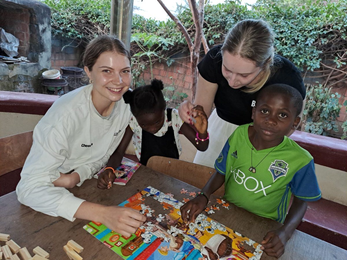 Image: Image for the entry: Voluntary work in Calulo and Menongue
