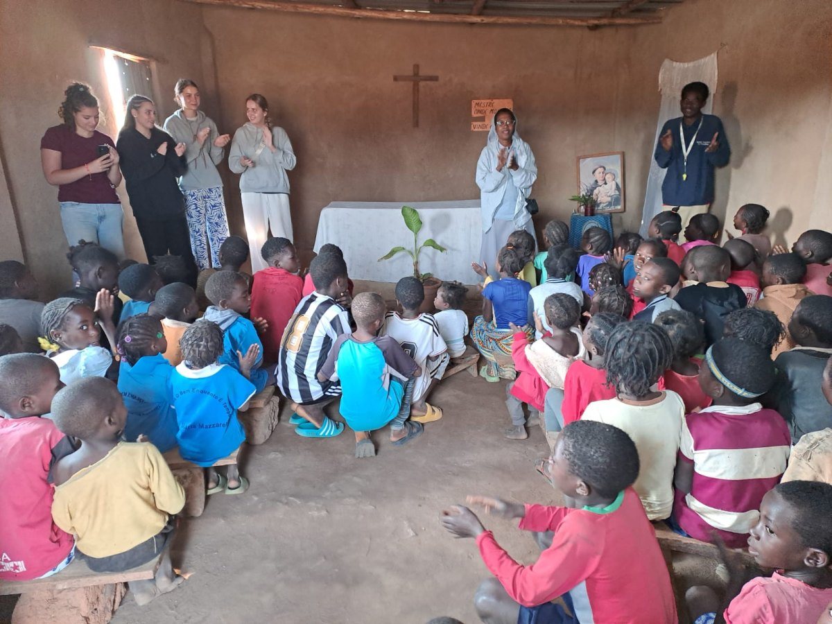 Image: Image for the entry: Voluntary work in Calulo and Menongue