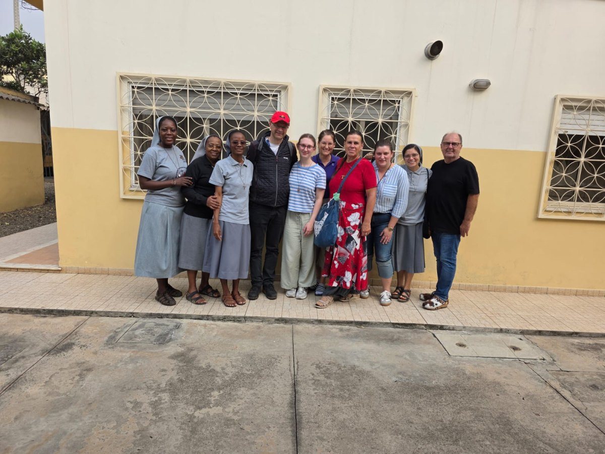 Image: Image for the entry: Voluntary work in Calulo and Menongue